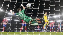 Kiper Lazio, Ivan Provedel (kanan) membobol gawang Atletico Madrid yang dijaga Jan Oblak melalui tandukannya pada laga Grup E Liga Champions 2023/2024 di Olympic Stadium, Roma, Italia, Rabu (20/09/2023) dini hari WIB. Gol tersebut menyelamatkan Lazio dari kekalahan. (AP Photo/Andrew Medichini)
