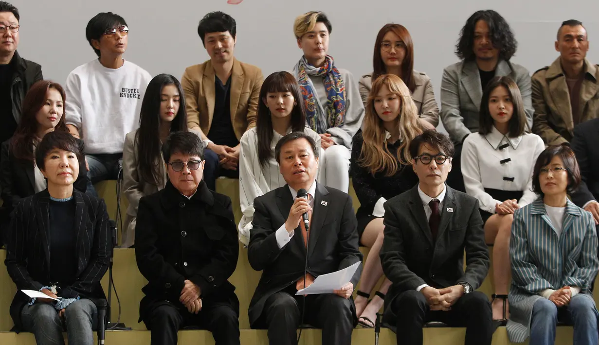 Menteri Kebudayaan, Olahraga dan Pariwisata, Do Jong-hwan  memimpin rombongan penyanyi dan musisi K-pop asal Korea Selatan (Korsel) berangkat menuju Pyongyang, Korea Utara, di Bandara Internasional Gimpo, Seoul, Sabtu (31/3). (AP/Ahn Youg-joon)