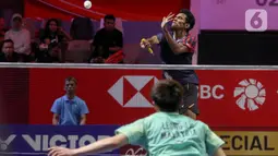 Bertanding di hari kedua babak 32 besar Indonesia Open 2025, Chico Dwi Wardoyo harus mengakui keunggulan tunggal putra Malaysia, Leong Jun Hao. (Liputan6.com/Herman Zakharia)