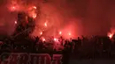 <p>Suporter Timnas Indonesia U-19 menyalakan suar saat laga Grup A Piala AFF U-19 2022 antara Timnas Indonesia U-19 melawan Timnas Vietnam U-19 di Stadion Patriot Candrabhaga, Bekasi, Jawa Barat, Sabtu (02/07/2022). (Bola.com/Ikhwan Yanuar)</p>