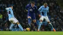 Pemain Manchester City, Martin Demichelis (kiri) dan Fernando Reges (kanan) menghadang pemain Everton, Ross Barkley (tengah) pada lanjutan Liga Premier Inggris di Stadion Etihad, Manchester, Kamis (14/1/2016) dini hari WIB. (EPA Photo/Oli Scarff)