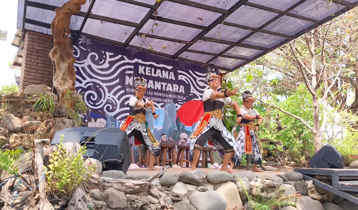 Diciptakan oleh Pasangan Seniman Majalengka.