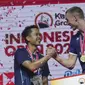 Juara tunggal putra Denmark Viktor Axelsen berjabat tangan dengan runner up dari Indonesia Anthony Sinisuka Ginting saat penyerahan medali usai final tunggal putra Indonesia Open 2023 di Istora Senayan, Minggu (18/6/2023). (AP Photo/Tatan Syuflana)