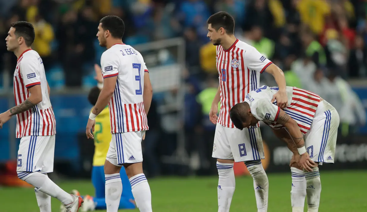 Pemain Paraguay Derlis Gonzalez (kanan) dan rekan setimnya Rodrigo Rojas (kiri) bereaksi setelah kehilangan tendangan penalti saat melawan Brasil dalam laga perempat final Copa America 2019  di Arena do Gremio, Porto Alegre, Brasil, Kamis (27/6/2019). (AP Photo/Andre Penner)