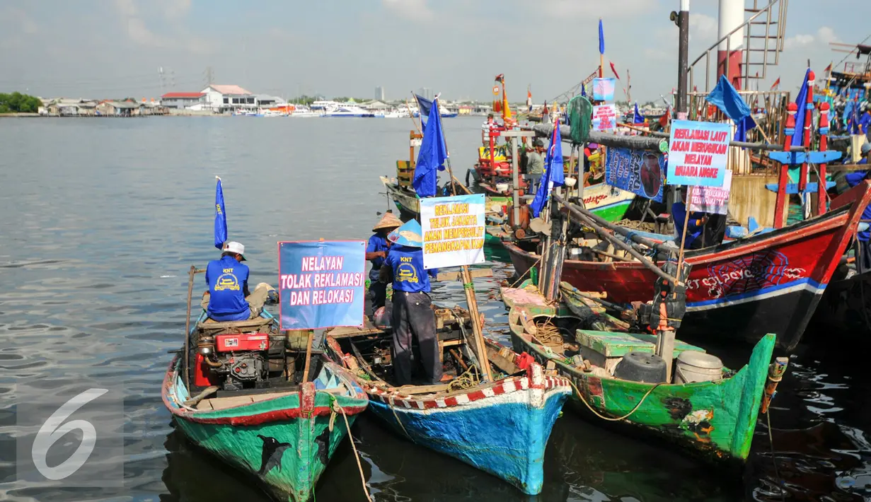 Puluhan perahu nelayan Muara Angke bersandar di Pulau G hasil Reklamasi Teluk Jakarta, Minggu (17/4/2016). Nelayan Muara Angke menolak reklamasi karena dianggap merugikan nasib para nelayan. (Liputan6.com/Yoppy Renato)