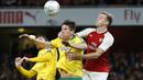 Duel pemain Arsenal, Rob Holding (kanan) dan pemain Norwich City, Timm Klose pada laga Piala Liga Inggris di Emirates Stadium, London, (24/10/2017). Arsenal menang 2-1. (AP/Alastair Grant)