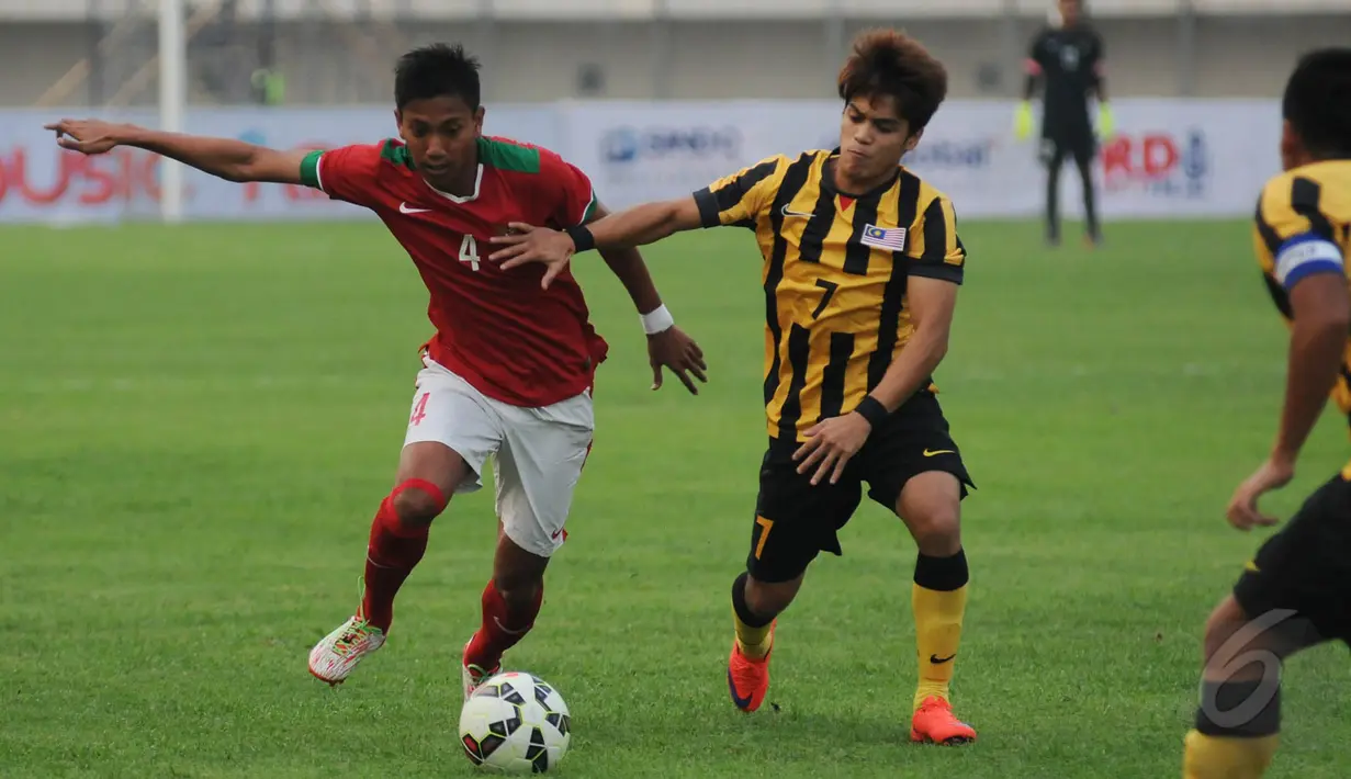 Pemain tengah Timnas Indonesia U-23, Syaiful Indra Cahya (kiri) berebut bola dengan M Nazmi Faiz Mansor (Malaysia U-23) saat laga uji coba di Stadion Si Jalak Harupat, Bandung, Kamis (21/5/2015). Indonesia unggul 1-0. (Liputan6.com/Helmi Fithriansyah)