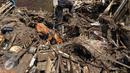 Anjing pelacak K-9 dari Polda Jawa Barat di  kerahkan untuk menyisir reruntuhan bangunan rumah akibat banjir bandang di Kampung Bojong Sudika, Cimacan, Garut, Jumat (23/9). (Liputan6.com/Johan Tallo)
