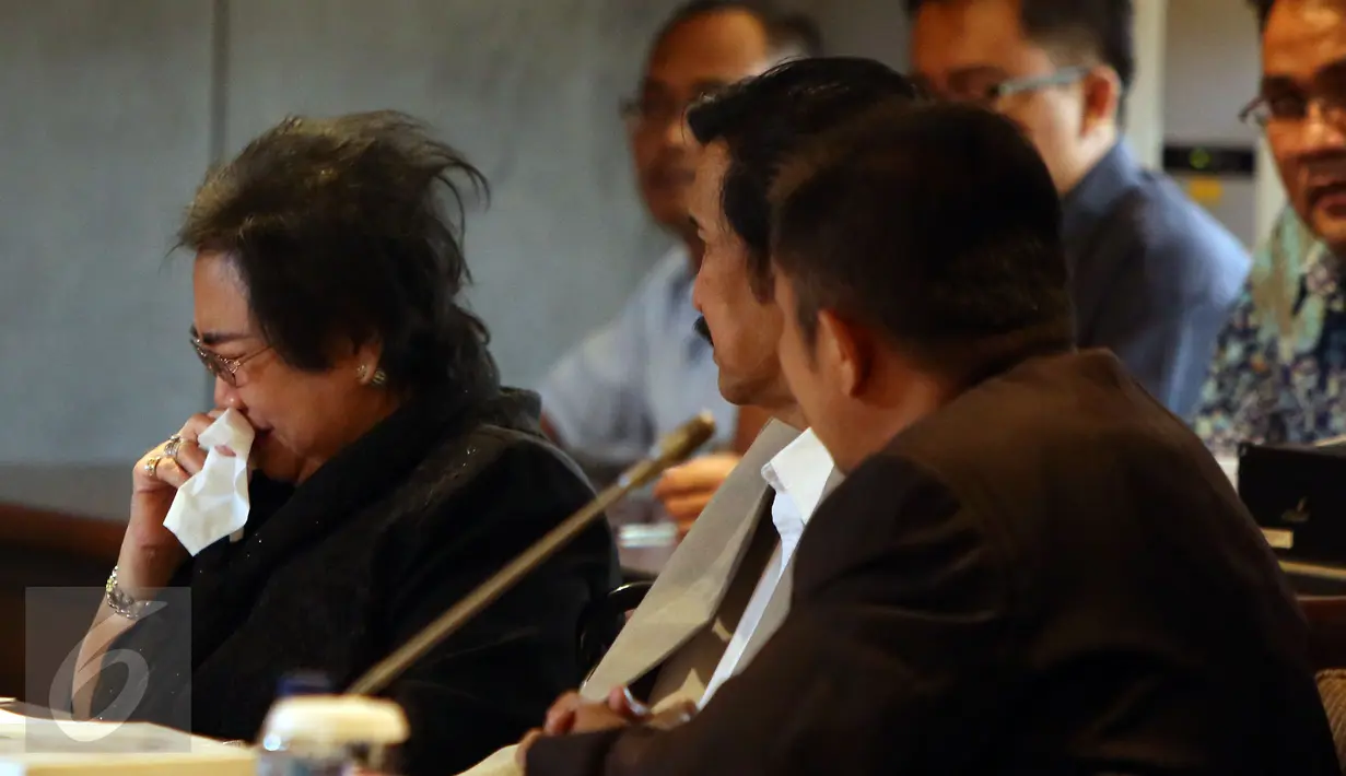 Tersangka dugaan makar, Rachmawati Soekarnoputri menangis di hadapan Wakil Ketua DPR Fadli Zon di Gedung DPR, Jakarta, Selasa (10/1). Rachmawati menangis saat menceritakan kronologi penangkapan dirinya atas tuduhan makar. (Liputan6.com/Johan Tallo)