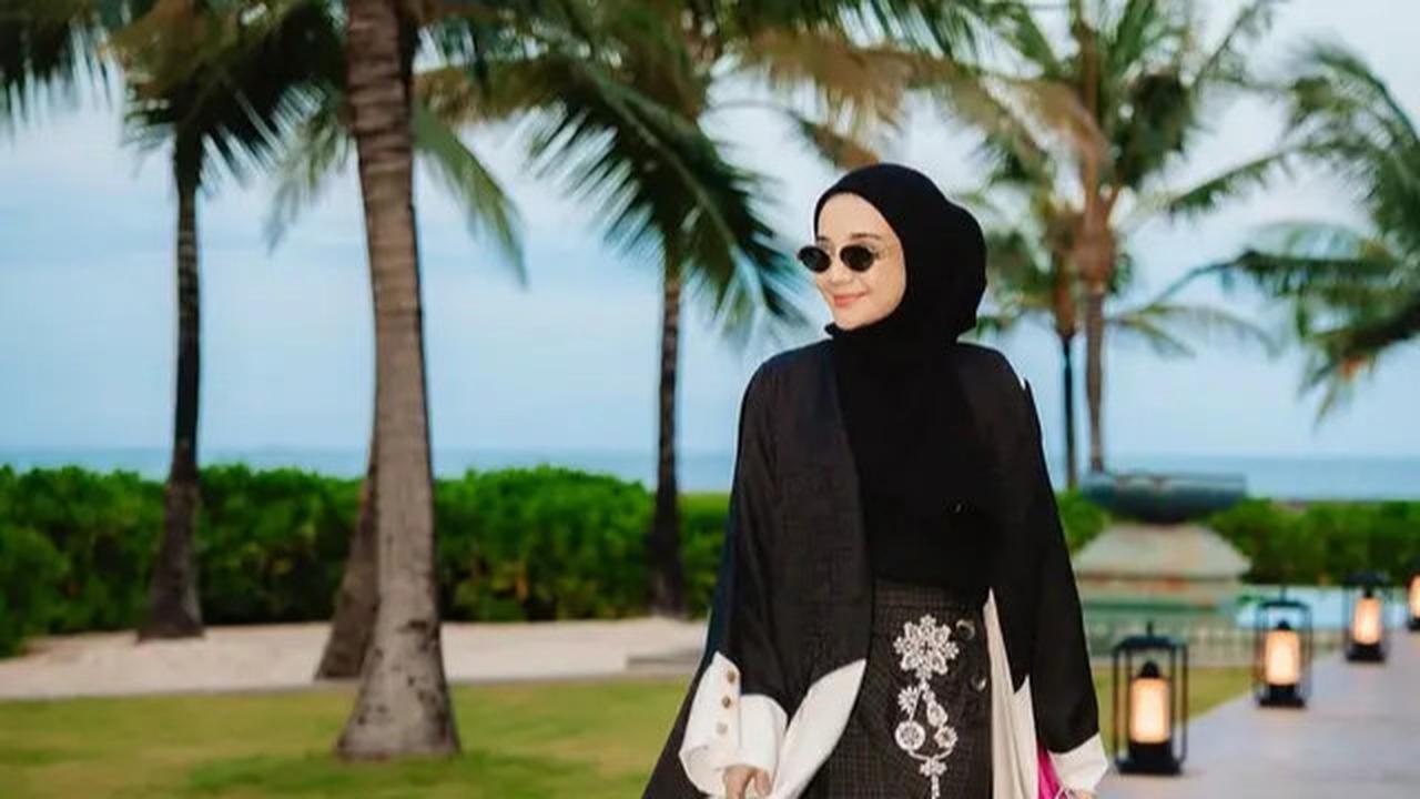 Tampil Memikat dengan Nuansa Hitam, 6 Gaya Outfit Kondangan yang sedang Hit pada 2025