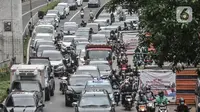 Suasana Jalan Kapten Tendean, Mampang Prapatan, Jakarta yang macet, a, Senin (5/4/2021). Kemacetan dari arah Jalan Kapten Tendean menuju kawasan Blok M itu disebabkan adanya proyek galian kabel Sarana Jaringan Utilitas Terpadu (SJUT) yang memakan sebagian badan jalan. (merdeka.com/Iqbal S Nugroho)