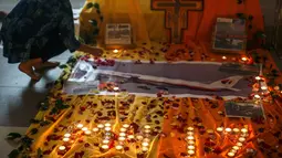 Sebuah lilin dinyalakan dalam acara peringatan jatuhnya pesawat Malaysia Airlines MH17, Jumat (18/7/14). (REUTERS/Athit Perawongmetha) 