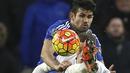 Pemain Chelsea, Diego Costa (kiri) menghalau bola dari sundulan pemain Everton, Ross Barkley Pada lanjutan liga Premier Inggris di Stadion Stamford Bridge, Sabtu (16/1/2016). (AFP Photo/Justin Tallis)