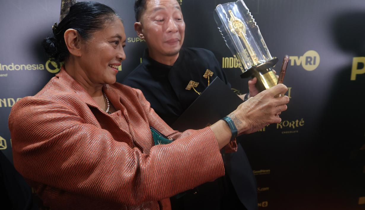Christine Hakim berswafoto bersama Ringgo Agus Rahman pada malam penganugerahan di Taman Ismail Marzuki (TIM) Jakarta pada Kamis (20/11/2025) malam. Christine Hakim menyabet penghargaan bergengsi ini berkat akting memukaunya dalam Pangku. Sementara Ringgo Agus Rahman menyabet penghargaan bergengsi ini berkat akting memukaunya dalam film Panggil Aku Ayah. (Kapanlagi.com/Budy Santoso)