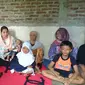 Wakil Wali Kota Semarang Hevearita G Rahayu mengunjungi keenam bocah yang ditinggal orangtuanya. (Edhie Prayitno Ige/Liputan6.com)