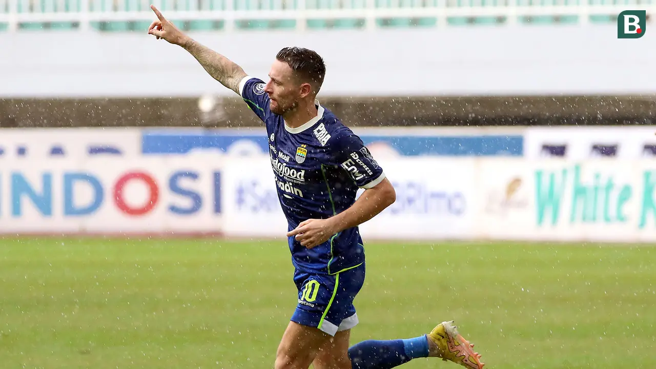 Foto: Aksi Tendangan Jarak Jauh Marc Klok ke Gawang Arema FC Bawa Persib Kembali Gusur Persija