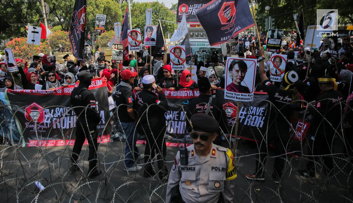 Kawat berduri terpasang saat aksi bela Rohingya bersama Bang Japar (Barisan Jawara dan Pengacara) berunjuk rasa di depan Kedutaan Besar Myanmar, Jakarta, Jumat (8/9). Aksi ini dalam rangka solidaritas terhadap muslim Rohingya. (Liputan6.com/Faizal Fanani)