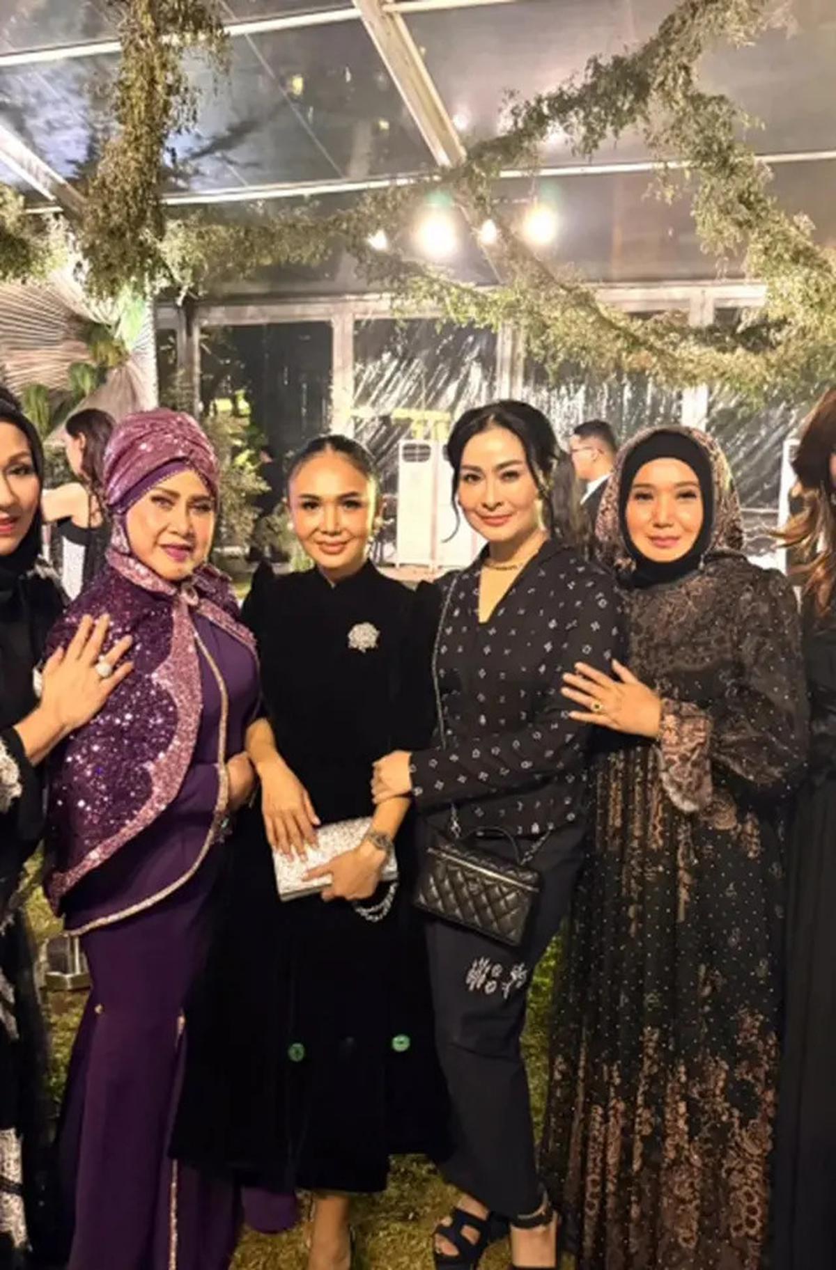 Model Kebaya Hitam ala Iis Dahlia di Resepsi Putri Ikke Nurjanah, Simpel Tapi Anggun