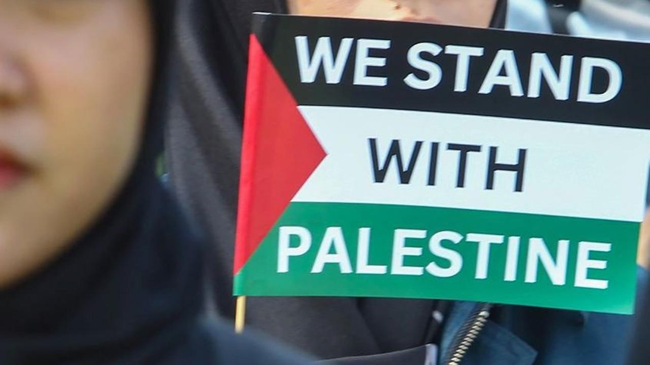 Ratusan civitas akademika Kampus IPB turun ke jalan untuk memberikan dukungan kepada warga Palestina yang sedang dijajah oleh pasukan Zionis Israel. Foto: merdeka.com / Arie Basuki