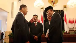 Kepala BNN Irjen Heru Winarko mendengarkan Komjen Budi Waseso atau Buwas berbicara usai resmi dilantik di Istana Negara, Jakarta, Kamis (1/3). Heru pernah juga menjadi staf Ahli Bidang Ideologi dan Konstitusi Menko Polhukam. (Liputan6.com/Angga Yuniar)