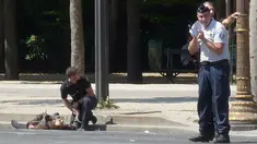 Polisi militer Prancis berlutut dekat jasad seorang pria usai serangan terhadap van polisi di jalan Champs Elysees, Paris, Senin (19/6). Pelaku menggunakan mobil sedan putih untuk menabrakkan diri ke van polisi di jalanan kota. (Noemie Pfister via AP)