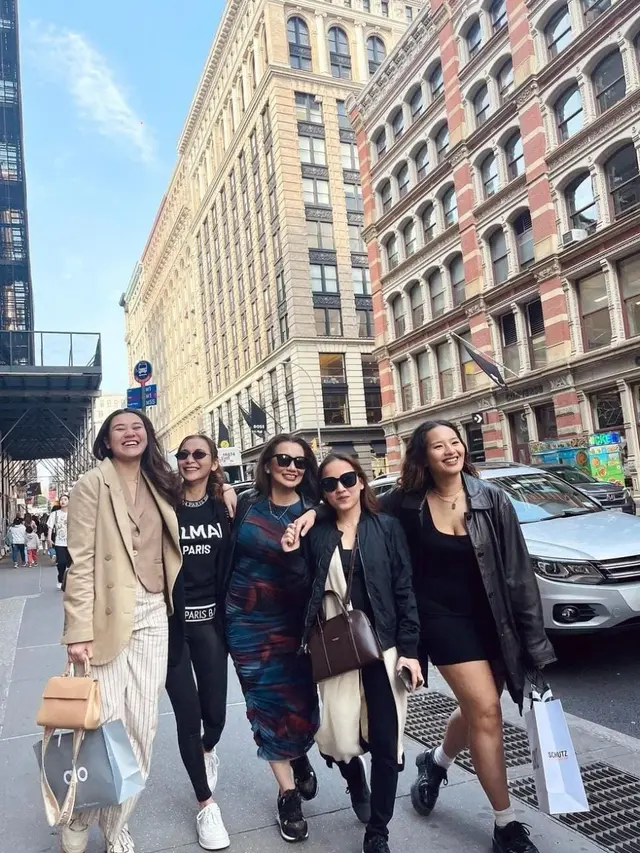 Reza Artamevia saat ini sedang liburan di New York