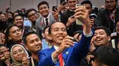 Presiden Republik Indonesia Joko Widodo atau Jokowi (tengah) berswafoto dengan para jurnalis usai konferensi pers pada KTT ke-43 ASEAN di Jakarta, Kamis (7/9/2023). (Adek BERRY/AFP)