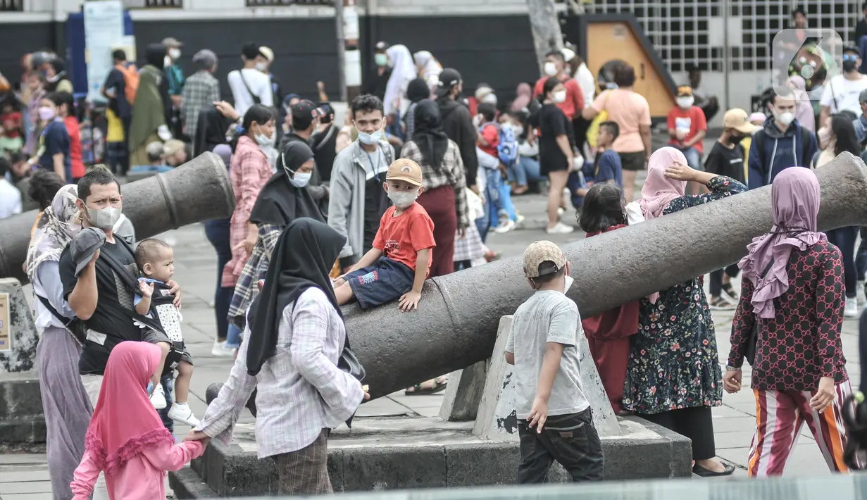 <p>Wisatawan saat memadati kawasan Kota Tua, Jakarta, Rabu (4/5/2022). Kawasan Kota Tua menjadi salah satu destinasi favorit warga baik dari dalam maupun luar Jakarta untuk mengisi waktu libur Lebaran bersama keluarga. (merdeka.com/Iqbal S Nugroho)</p>