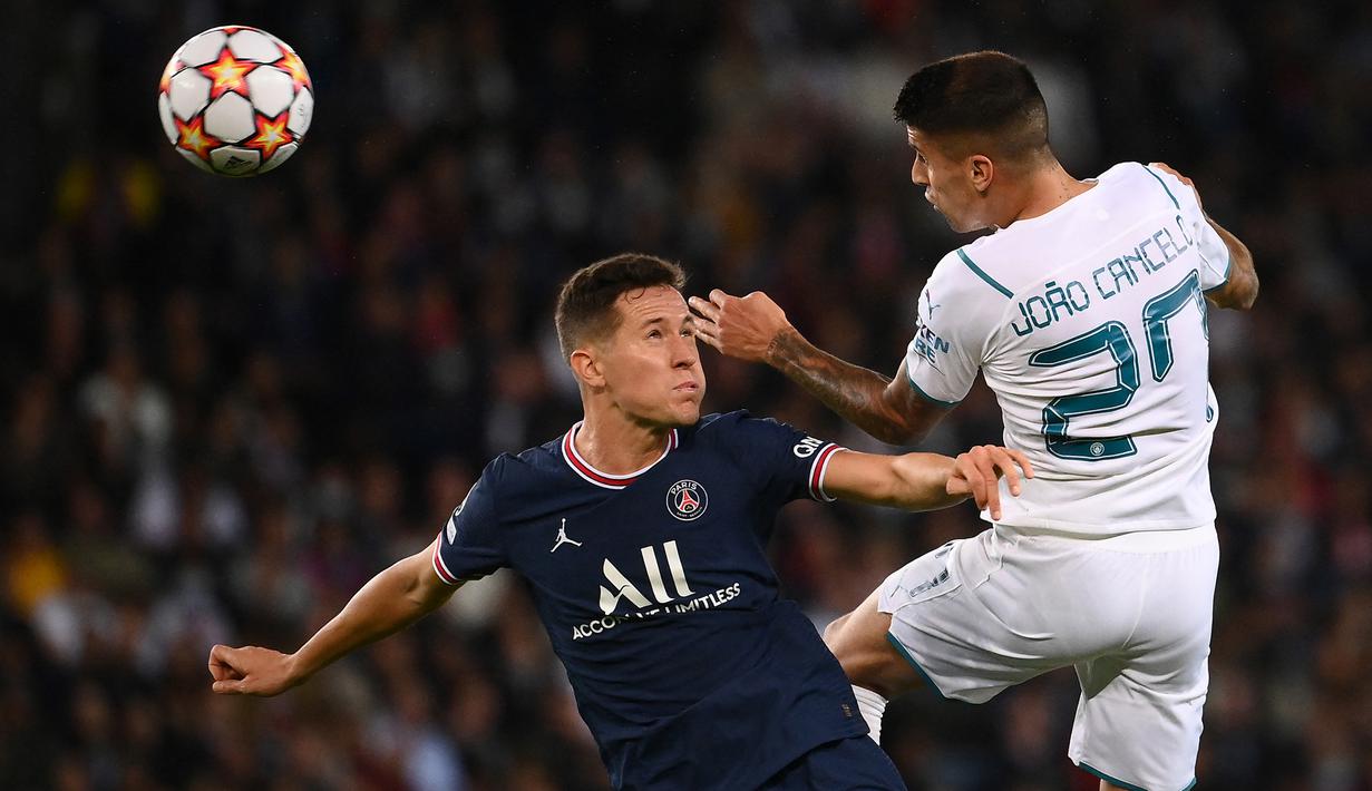 Usai itu Manchester City semakin gencar melakukan serangan dan kembali memperoleh peluang melalui Joao Cancelo. (AFP/Franck Fife)