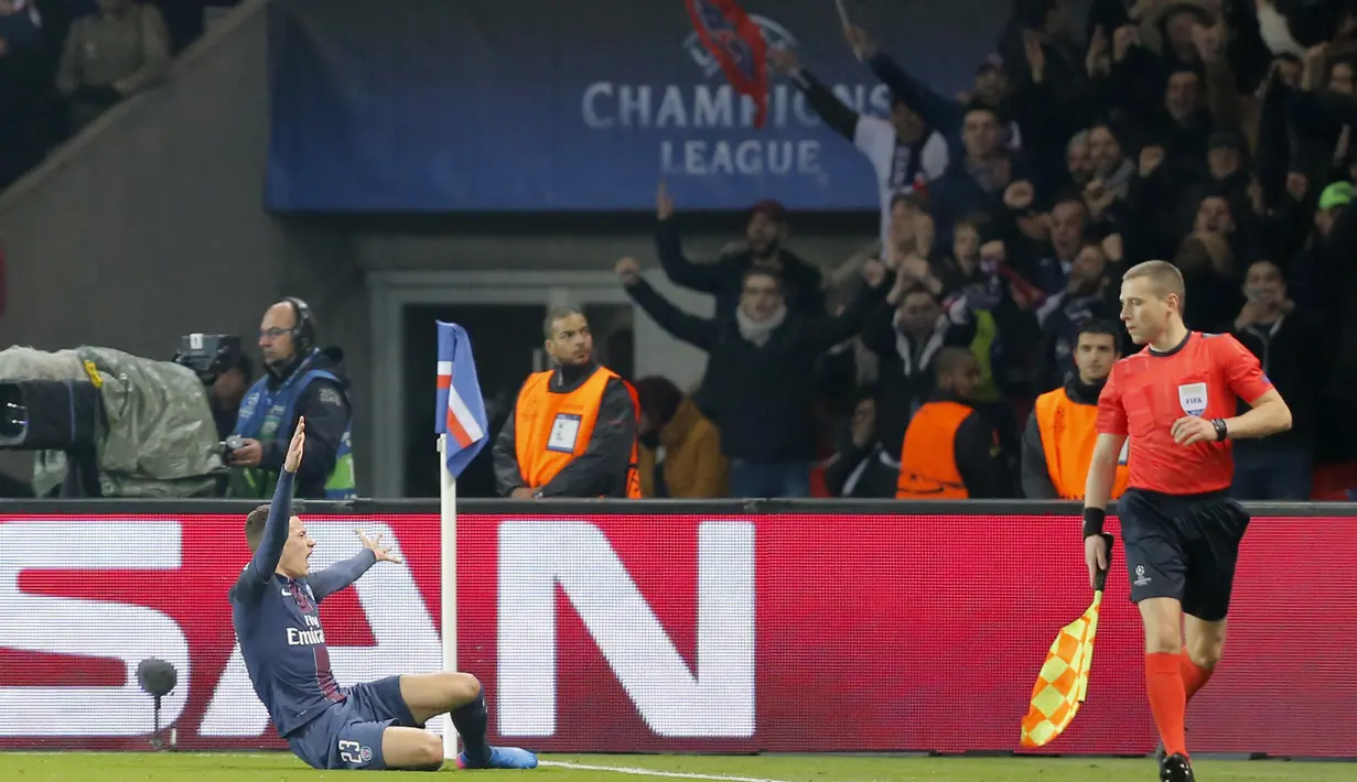 Pemain PSG, Julian Draxler merayakan golnya ke gawang Barcelona pada laga 16 besar Liga Champions di Parc des Princes stadium, Paris, (14/2/2017). (AP/Michel Euler)