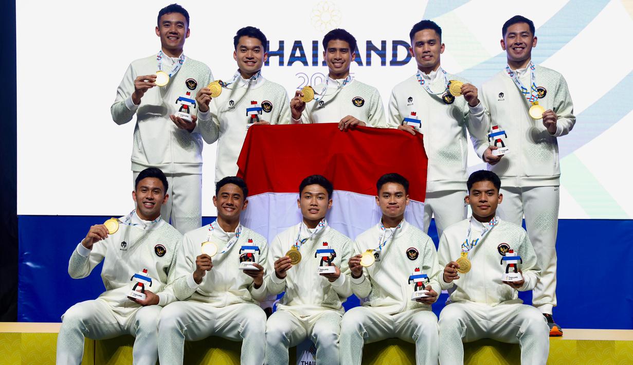 Tim Bulutangkis Putra Indonesia memamerkan medali saat di podium usai memastikan meraih medali emas di SEA Games Thailand 2025 di Gymnasium 4, Thammasat University Rangsit Campus, Pathum Thani, Rabu (10/12/2025). (Dok. PBSI)