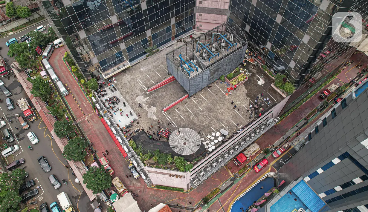 Suasana Gedung Kementerian Hukum dan Hak Asasi Manusia Republik Indonesia (Kemenkumham) seusai peristiwa kebakaran di Jalan Rasuna Said, Kuningan Jaksel, Kamis (8/12/2022). Penyebab kebakaran sebuah ruangan di lantai 5 Gedung Kemenkumham diduga akibat hubungan arus pendek listrik. (Liputan6.com/Faizal Fanani)