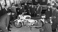 Petugas polisi memeriksa sepeda motor yang digunakan untuk pencurian uang tunai terbesar di Jepang. Pencurian uang 300 juta yen itu terjadi pada 10 Desember 1968 (Dok. Vintage Everyday)