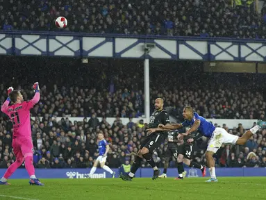 Penyerang Everton, Salomon Rondon (kanan) menyundul bola melewati mistar gawang saat bertanding melawan Boreham Wood pada putaran kelima Piala FA Inggris di Goodison Park di Liverpool, Inggris, Jumat (4/3/2022). Everton menang atas Boreham Wood 2-0. (AP Photo/Jon Super)