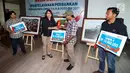 VP Corporate Communication & CSR BNI Meiliana, memberikan plakat kepada para pemenang Lomba Foto BNI, di Jakarta, Jumat (25/8). BNI Mengadakan Media Workshop mengenai perkembangan pelayanan perbankan. (Liputan6.com/Pool)