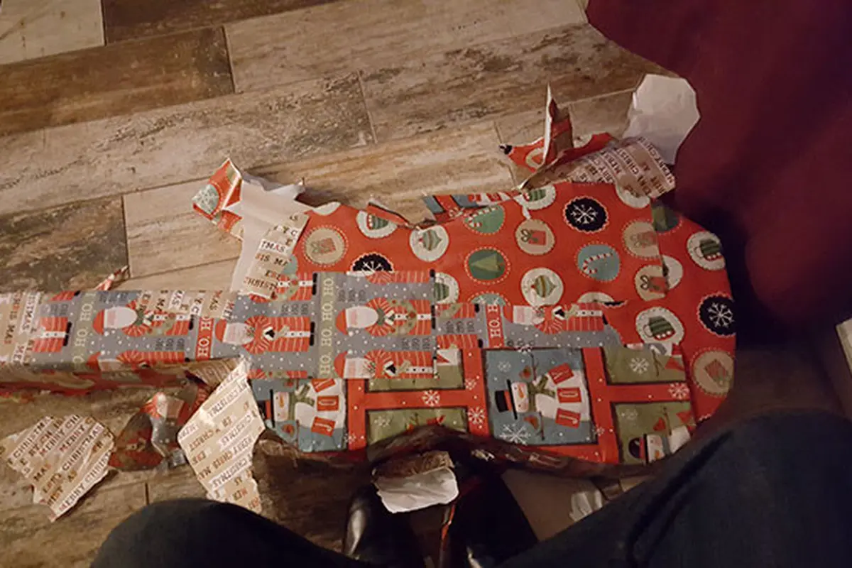 [Bintang] Dikira Gitar, Pas Dibuka Ternyata Kado Natal Ini Isinya ...