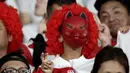 Fans mengunakan topeng kucing menunggu pertandingan melawan Rusia pada pembukaan Rugby World Cup Pool A  di Stadion Tokyo (20/9/201). Rugby World Cup diselenggarakan dari 20 September hingga 2 November 2019. (AP Photo/Jae Hong)