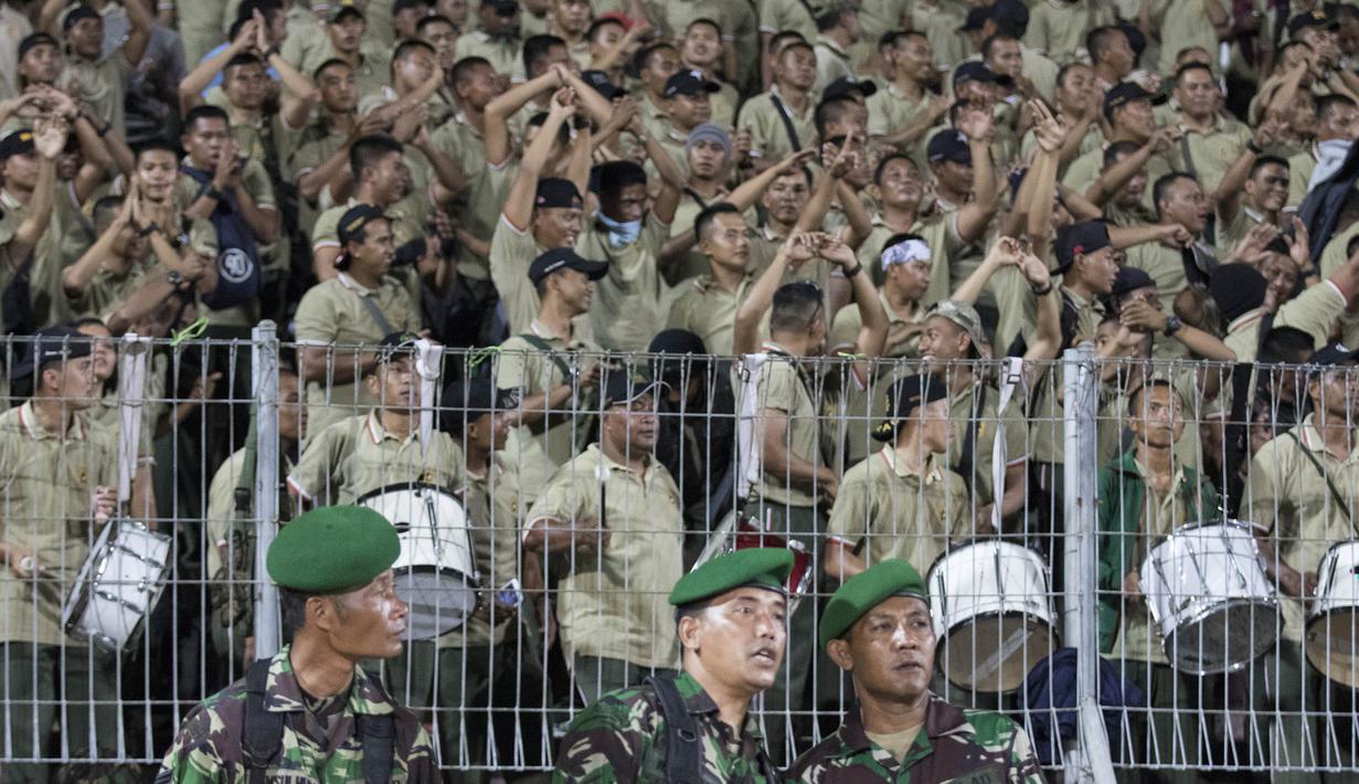 PS TNI dan pendungnya memang memberikan warna baru pada sepak bola Indonesia kala bertanding pada Piala Jenderal Sudirman di Stadion Gelora Delta Sidoarjo, Jawa Timur, Rabu (18/11/2015). (Bola.com/Vitalis Yogi Trisna)