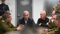 Foto selebaran yang dirilis kantor PM Benjamin Netanyahu pada 26 Oktober 2024, memperlihatkan dia bertemu dengan Menteri Pertahanan Yoav Gallant dan komandan IDF di bunker di bawah pangkalan militer Kirya di Tel Aviv. (Avi Ohayun/GPO)