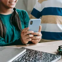 Ilustrasi anak sedang menggunakan smartphone (sumber foto: pexels.com/Katerina Holmes)