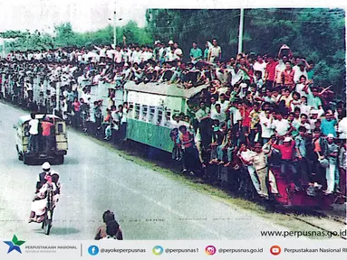 Kereta jurusan Semarang-Rembang pada musim mudik tahun 1988. Rela bertaruh nyawa demi bisa naik kereta. (Source: Facebook/Perpustakaan Nasional)