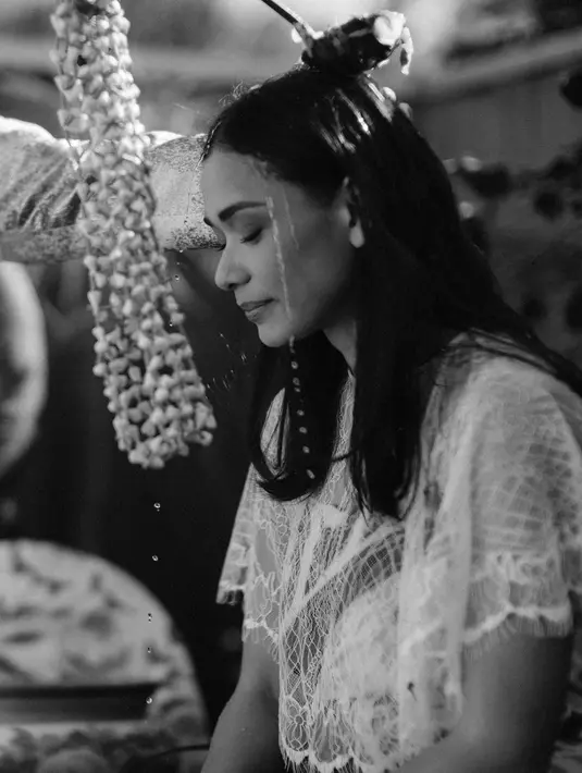 Adinia Wirasti baru saja menikah. Kabar bahagia dari anggota serial populer AADC ini sempat viral diberitakan di mana-mana. Melihat prosesi siraman Adinia Wirasti sebelum menikah dalam potret hitam-putih yang dramatis. Adinia mengenakan kemben batik yang ditutup dengan cape brokat transparan dan kain batik sebagai bawahan. Foto: Instagram.