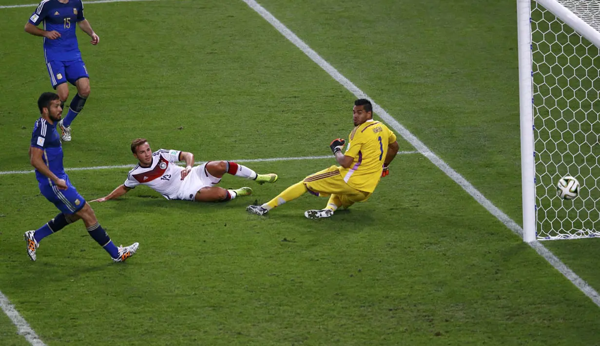 Pemain tengah Timnas Jerman, Mario Goetze (kedua dari kanan) mencetak gol kemenangan Der Panzer atas Argentina 1-0 di laga puncak Piala Dunia 2014 di Stadion Maracana, Rio de Janeiro, (14/7/2014). (REUTERS/Ricardo Moraes)