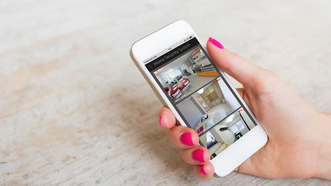Ilustrasi melihat hasil camera CCTV dari smartphone. (Credit: Shutterstock)