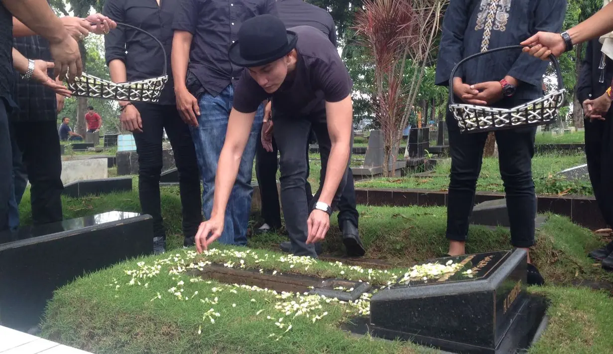 Sebelum memerankan tokoh legendaris musik Tanah Air Chrisye, Vino G. Bastian terlebih dulu menyekar ke makam Chrisye di Tempat Pemakaman Umum (TPU) Jeruk Purut, Jakarta Selatan, Rabu (1/2/2017) siang. (Adrian Putra/Bintang.com)