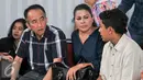 Keluarga korban KM Zahro menunggu hasil tes postmortem dan antemortem di RS Polri, Jakarta, Selasa (3/1). Mereka membawa sejumlah dokumen untuk mencirikan keluarganya yang menjadi korban terbakarnya kapal Zahro. (Liputan6.com/Yoppy Renato)
