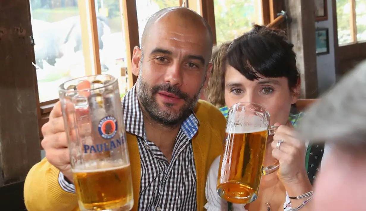 <p>Pep Guardiola bersama istrinya Cristina Guardiola saat merayakan Oktoberfest, Jerman, Minggu (5/10/2014)(AFP PHOTO/ALEXANDER HASSENSTEIN)</p>