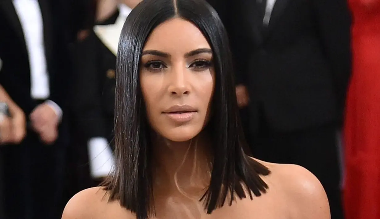 "Kim geram pada Tristan karena berselingkuh. Ia tak percaya bahwa Tristan tak menghormati Khloe saat kekasihnya itu akan melahirkan anaknya," ujar sumber. (The Inquisitr)