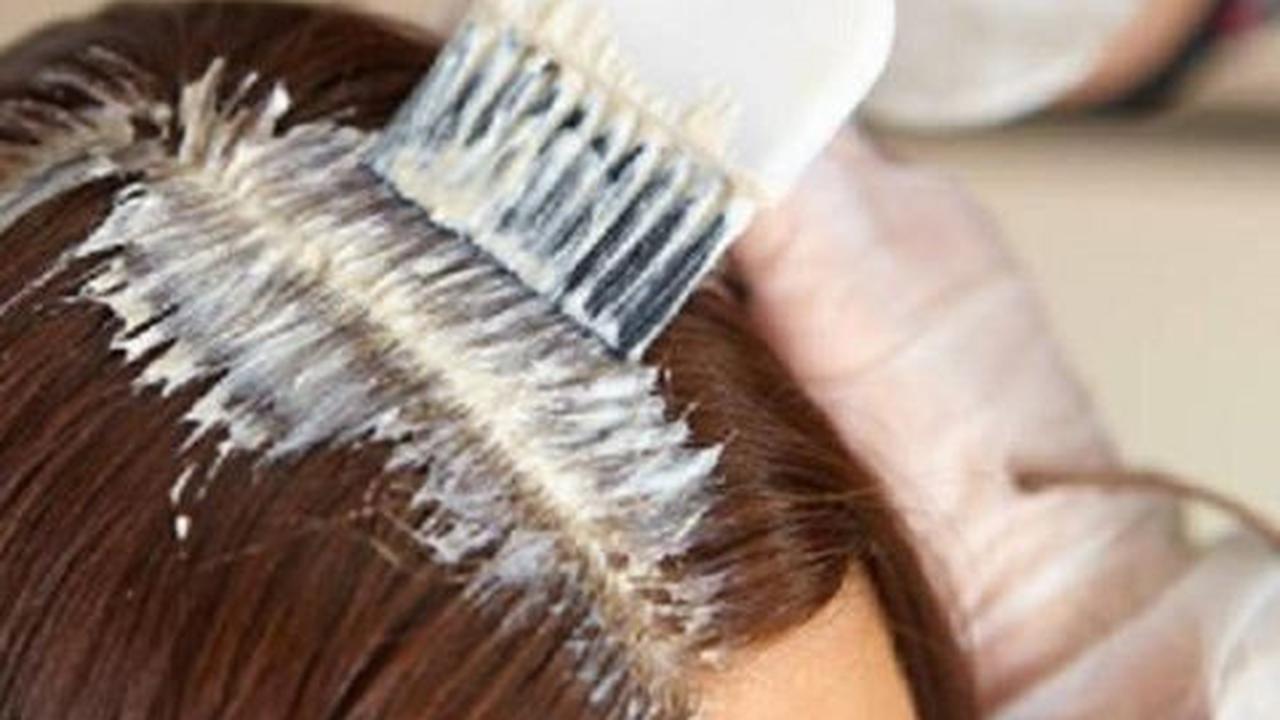 4. Hindari Mewarnai Rambut