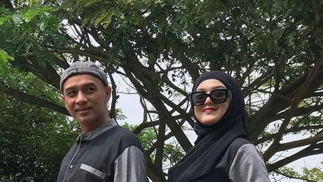 Ia juga sering kali menjadi model untuk brand baju muslimnya sendiri. Dalam potret ini misalnya, ia dan sang suami menjadi model baju muslim simpel untuk pasangan.